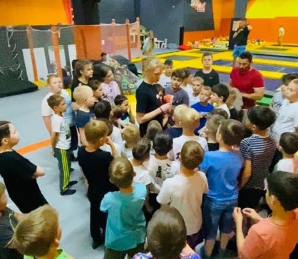 Прыжки в батутном центре в Тюмени. Сервис Ultra Подарки. Купить подарочный сертификат на батутный центр. Подарите прыжки на батуте для детей и взрослых в Тюмени. Сервис UltraPodarki.ru 8 800 505 95 30. Батутный центр Тюмень, батутный центр, прыжки на батуте Тюмень, купить батут Тюмень, батут, батут Тюмень