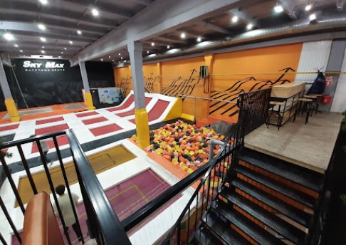 Прыжки в батутном центре в Тюмени. Сервис Ultra Подарки. Купить подарочный сертификат на батутный центр. Подарите прыжки на батуте для детей и взрослых в Тюмени. Сервис UltraPodarki.ru 8 800 505 95 30. Батутный центр Тюмень, батутный центр, прыжки на батуте Тюмень, купить батут Тюмень, батут, батут Тюмень