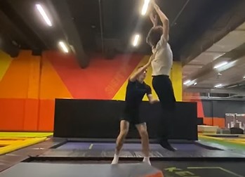 Прыжки в батутном центре в Тюмени. Сервис Ultra Подарки. Купить подарочный сертификат на батутный центр. Подарите прыжки на батуте для детей и взрослых в Тюмени. Сервис UltraPodarki.ru 8 800 505 95 30. Батутный центр Тюмень, батутный центр, прыжки на батуте Тюмень, купить батут Тюмень, батут, батут Тюмень