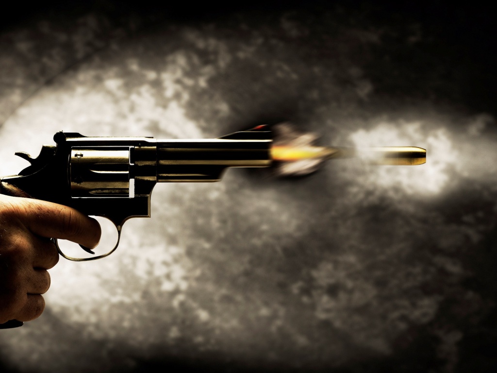 Фото замедленного выстрела из пистолета револьвера
