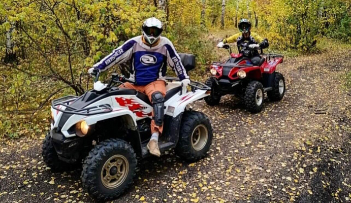 Прокат квадроциклов летом в Тюмени #в Тюмени#. Сервис Ultra Подарки. Подарочный сертификат на прокат квадроциклов летом и зимой в Тюмени #в Тюмени#. Закажите катание на квадроциклах недорого и наслаждайтесь активным отдыхом с друзьями. Выбирайте живописные маршруты для езды на квадроциклах. Сервис UltraPodarki.ru 8-800-505-95-30. Катание на квадроциклах, Прокат квадроциклов, езда на квадроцикле, прокат квадроциклов Тюмень #Тюмень#, катание на квадроциклах Тюмень #Тюмень#, Катание на квадроциклах зимой, Катание на квадроциклах летом, Сертификат на катание на квадроциклах 

