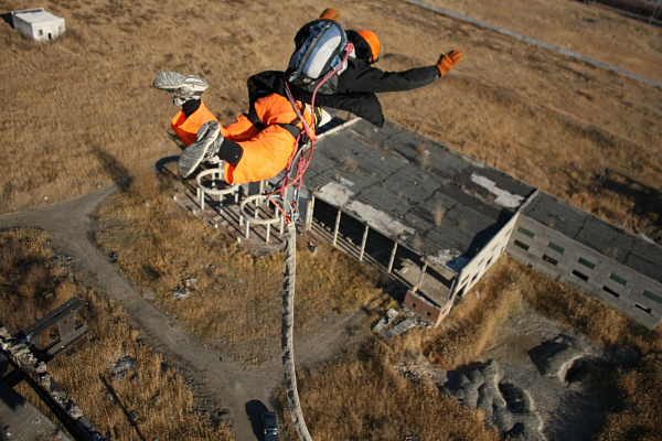 Роупджампинг - прыжки с верёвкой в Тюмени. Подарочные сертификаты Ultra Подарки. Роупджампинг в Тюмени - Экстремальный оригинальный подарок или подарочный сертификат на Роупджампинг - прыжки с верёвкой. Сервис UltraPodarki.ru 8-800-505-95-30. роупджампинг Тюмень, прыжок веревка Тюмень, роупджампинг, прыжок веревка, прыжок с веревкой, Подарок, подарочный сертификат, экстрим, экстремальный подарок