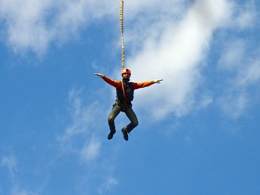 Роупджампинг - прыжки с верёвкой в Тюмени. Подарочные сертификаты Ultra Подарки. Роупджампинг в Тюмени - Экстремальный оригинальный подарок или подарочный сертификат на Роупджампинг - прыжки с верёвкой. Сервис UltraPodarki.ru 8-800-505-95-30. роупджампинг Тюмень, прыжок веревка Тюмень, роупджампинг, прыжок веревка, прыжок с веревкой, Подарок, подарочный сертификат, экстрим, экстремальный подарок