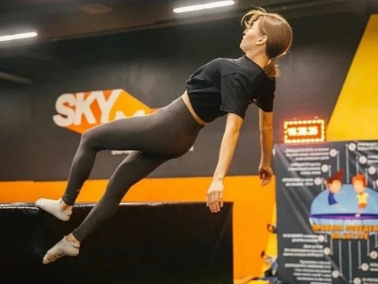 Прыжки в батутном центре в Тюмени. Сервис Ultra Подарки. Купить подарочный сертификат на батутный центр. Подарите прыжки на батуте для детей и взрослых в Тюмени. Сервис UltraPodarki.ru 8 800 505 95 30. Батутный центр Тюмень, батутный центр, прыжки на батуте Тюмень, купить батут Тюмень, батут, батут Тюмень