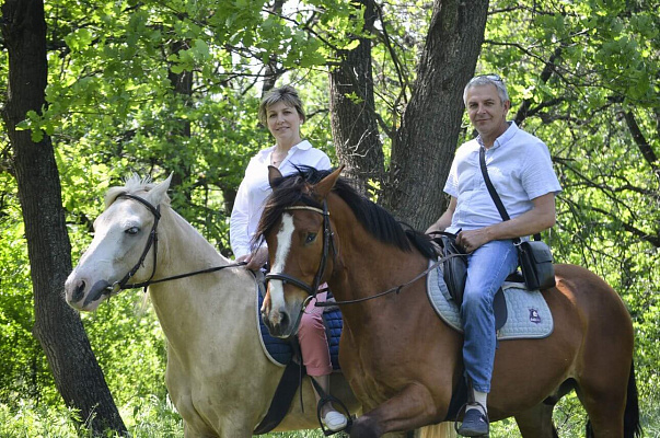 Конная прогулка для двоих в Тюмени. Подарочные сертификаты Ultra Подарки. Купить оригинальный подарок или подарочный сертификат на Конную прогулка для двоих в Тюмени. Сервис UltraPodarki.ru 8-800-505-9530. Катание на лошадях, Прогулка на лошади, Прогулка на лошадях для двоих,кони, конный клуб, конный клуб Horse Travel, конная прогулка, конная прогулка в Тюмени