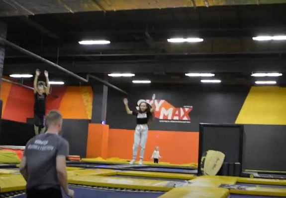 Прыжки в батутном центре в Тюмени. Сервис Ultra Подарки. Купить подарочный сертификат на батутный центр. Подарите прыжки на батуте для детей и взрослых в Тюмени. Сервис UltraPodarki.ru 8 800 505 95 30. Батутный центр Тюмень, батутный центр, прыжки на батуте Тюмень, купить батут Тюмень, батут, батут Тюмень