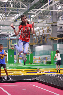 Прыжки в батутном центре в Тюмени. Сервис Ultra Подарки. Купить подарочный сертификат на батутный центр. Подарите прыжки на батуте для детей и взрослых в Тюмени. Сервис UltraPodarki.ru 8 800 505 95 30. Батутный центр Тюмень, батутный центр, прыжки на батуте Тюмень, купить батут Тюмень, батут, батут Тюмень