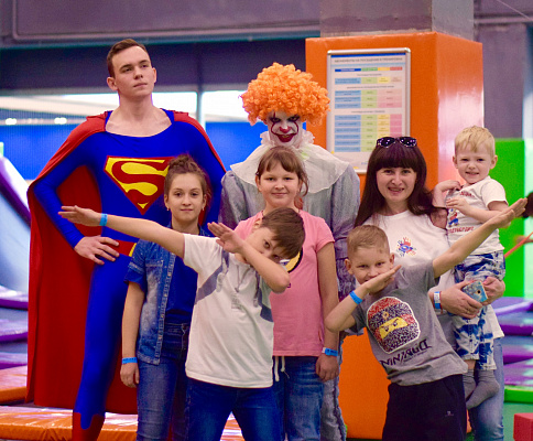 Прыжки в батутном центре в Тюмени. Сервис Ultra Подарки. Купить подарочный сертификат на батутный центр. Подарите прыжки на батуте для детей и взрослых в Тюмени. Сервис UltraPodarki.ru 8 800 505 95 30. Батутный центр Тюмень, батутный центр, прыжки на батуте Тюмень, купить батут Тюмень, батут, батут Тюмень