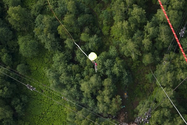 Роупджампинг - прыжки с верёвкой в Тюмени. Подарочные сертификаты Ultra Подарки. Роупджампинг в Тюмени - Экстремальный оригинальный подарок или подарочный сертификат на Роупджампинг - прыжки с верёвкой. Сервис UltraPodarki.ru 8-800-505-95-30. роупджампинг Тюмень, прыжок веревка Тюмень, роупджампинг, прыжок веревка, прыжок с веревкой, Подарок, подарочный сертификат, экстрим, экстремальный подарок