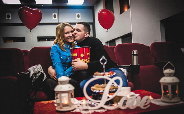 Романтическое свидание в кинотеатре в Тюмени. Ultra Подарки. Купить романтическое свидание в кинотеатре в Тюмени. Подарите самым близким незабываемые моменты и признайтесь в искренних чувствах. Сервис UltraPodarki.ru 8-800-505-95-30. Романтическое свидание в кинотеатре в Тюмени, свидание в Тюмени, свидание в кинотеатре, сертификат на свидание в кинотеатре, сертификат на свидание в Тюмени, купить свидание, купить свидание Тюмень, первое свидание, девушка свидание, хороший кинотеатре, романтический кинотеатре, романтический вечер, романтический ужин, романтические любимому, романтическая музыка