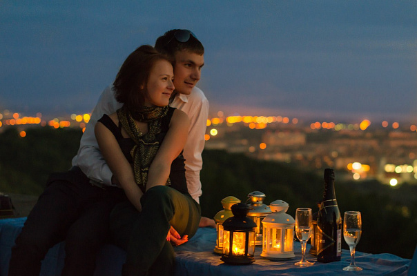 Романтическое свидание на крыше в Тюмени. Ultra Подарки. Купить романтическое свидание на крыше в Тюмени. Подарите самым близким незабываемые моменты и почувствуйте друг друга ещё ближе. Сервис UltraPodarki.ru 8 800 505 95 30. Романтическое свидание на крышев Тюмени, свидание на крышев Тюмени, свидание, сертификат на свидание на крыше, сертификат на свидание в Тюмени, купить свидание на крыше, купить свидание Тюмень