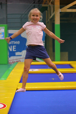 Прыжки в батутном центре в Тюмени. Сервис Ultra Подарки. Купить подарочный сертификат на батутный центр. Подарите прыжки на батуте для детей и взрослых в Тюмени. Сервис UltraPodarki.ru 8 800 505 95 30. Батутный центр Тюмень, батутный центр, прыжки на батуте Тюмень, купить батут Тюмень, батут, батут Тюмень