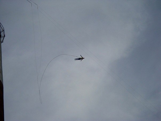 Роупджампинг - прыжки с верёвкой в Тюмени. Подарочные сертификаты Ultra Подарки. Роупджампинг в Тюмени - Экстремальный оригинальный подарок или подарочный сертификат на Роупджампинг - прыжки с верёвкой. Сервис UltraPodarki.ru 8-800-505-95-30. роупджампинг Тюмень, прыжок веревка Тюмень, роупджампинг, прыжок веревка, прыжок с веревкой, Подарок, подарочный сертификат, экстрим, экстремальный подарок