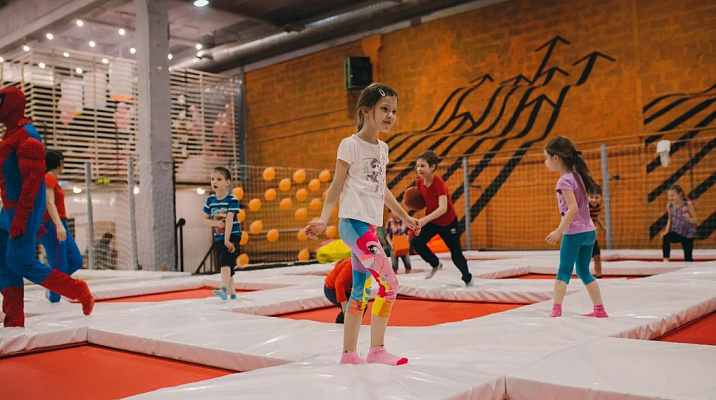 Прыжки в батутном центре в Тюмени. Сервис Ultra Подарки. Купить подарочный сертификат на батутный центр. Подарите прыжки на батуте для детей и взрослых в Тюмени. Сервис UltraPodarki.ru 8 800 505 95 30. Батутный центр Тюмень, батутный центр, прыжки на батуте Тюмень, купить батут Тюмень, батут, батут Тюмень