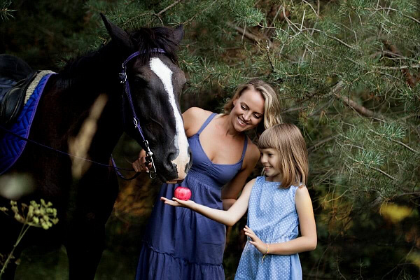 Конная прогулка для двоих в Тюмени. Подарочные сертификаты Ultra Подарки. Купить оригинальный подарок или подарочный сертификат на Конную прогулка для двоих в Тюмени. Сервис UltraPodarki.ru 8-800-505-9530. Катание на лошадях, Прогулка на лошади, Прогулка на лошадях для двоих,кони, конный клуб, конный клуб Horse Travel, конная прогулка, конная прогулка в Тюмени