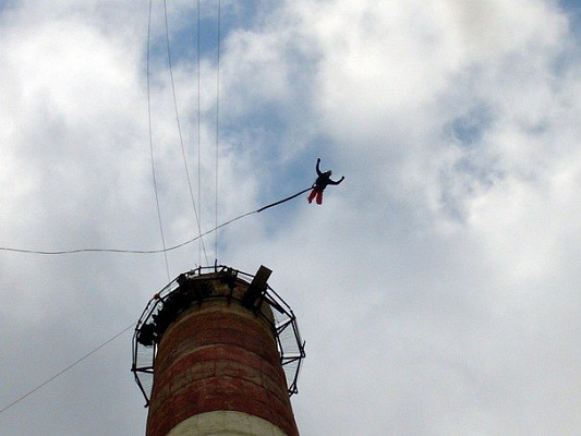 Роупджампинг - прыжки с верёвкой в Тюмени. Подарочные сертификаты Ultra Подарки. Роупджампинг в Тюмени - Экстремальный оригинальный подарок или подарочный сертификат на Роупджампинг - прыжки с верёвкой. Сервис UltraPodarki.ru 8-800-505-95-30. роупджампинг Тюмень, прыжок веревка Тюмень, роупджампинг, прыжок веревка, прыжок с веревкой, Подарок, подарочный сертификат, экстрим, экстремальный подарок