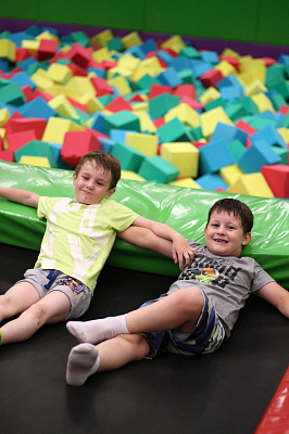 Прыжки в батутном центре в Тюмени. Сервис Ultra Подарки. Купить подарочный сертификат на батутный центр. Подарите прыжки на батуте для детей и взрослых в Тюмени. Сервис UltraPodarki.ru 8 800 505 95 30. Батутный центр Тюмень, батутный центр, прыжки на батуте Тюмень, купить батут Тюмень, батут, батут Тюмень