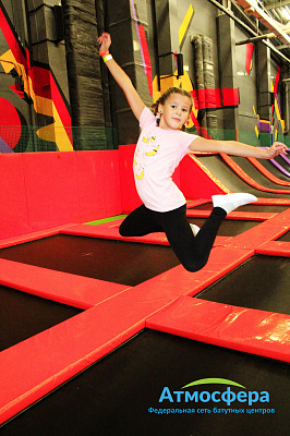 Прыжки в батутном центре в Тюмени. Сервис Ultra Подарки. Купить подарочный сертификат на батутный центр. Подарите прыжки на батуте для детей и взрослых в Тюмени. Сервис UltraPodarki.ru 8 800 505 95 30. Батутный центр Тюмень, батутный центр, прыжки на батуте Тюмень, купить батут Тюмень, батут, батут Тюмень